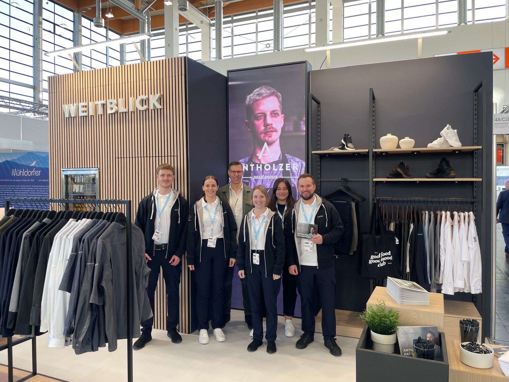 Anthiolzer und Weitblickteam am Messestand auf der HOGA 2025